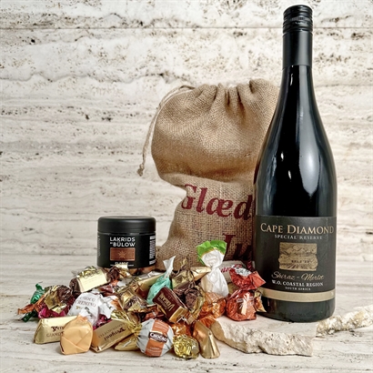 Julesæk med Bülow Lakrids Classic, Cape Diamond Rødvin og 400 gram Chokolade
